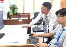 Cán bộ kỹ thuật VNPT hỗ trợ công chức phường Tam Kỳ trong thời gian đầu vận hành thử nghiệm mô hình chính quyền 2 cấp. Ảnh: VINH ANH