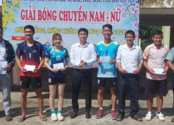 Chủ tịch UBND xã Trần Thiện Hải trao quà cho các đội bóng tham dự giải