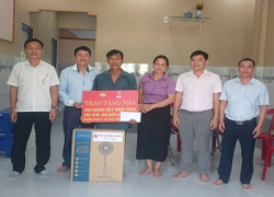 Ảnh: Lãnh đạo xã Phước Hiệp, đại diện công ty cổ phần thủy điện Đakmi4, chính quyền thôn Làng Hồi trao tặng nhà cho hộ ông Trang Ngọc Kim