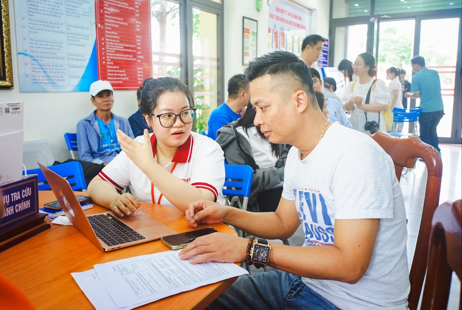 Sinh viên Huỳnh Lê Ngọc Dung (Đại học Duy Tân) hướng dẫn người dân các thủ tục liên quan hồ sơ trực tuyến tại Trung tâm phục vụ hành chính công xã Bà Nà. Ảnh: XUÂN SƠN