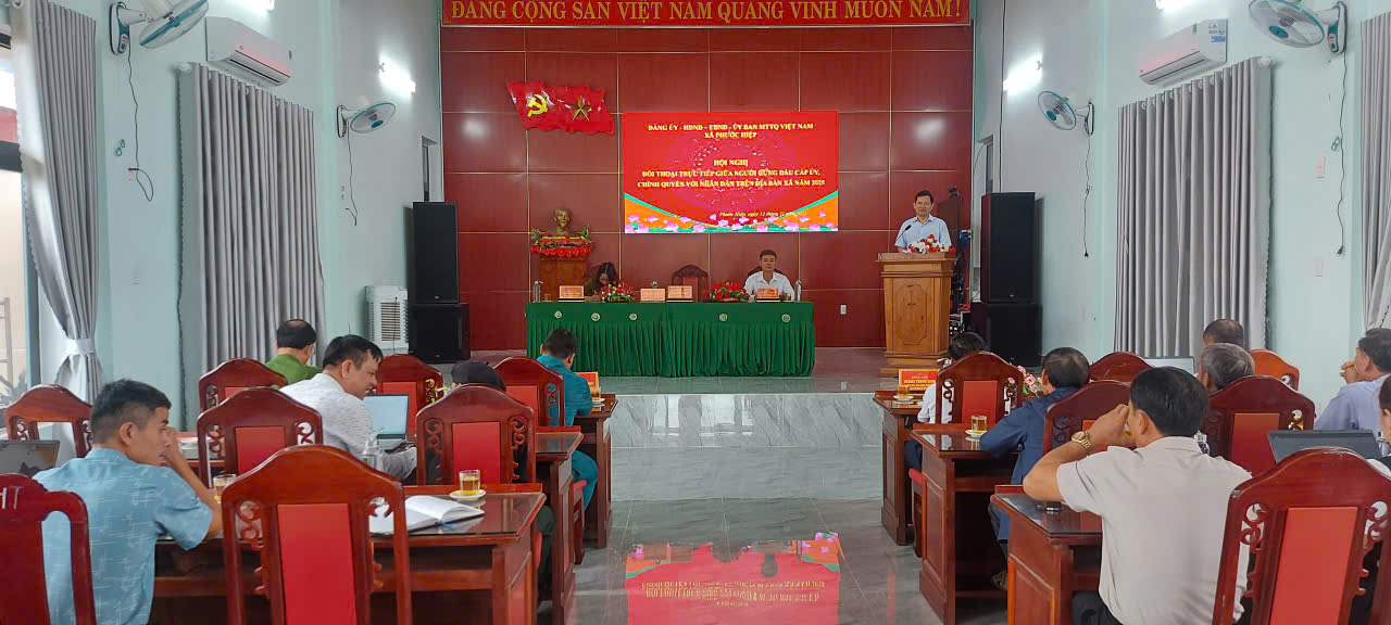 Bí thư Đảng uỷ Lê Quang Trung phát biểu khai mạc hội nghị