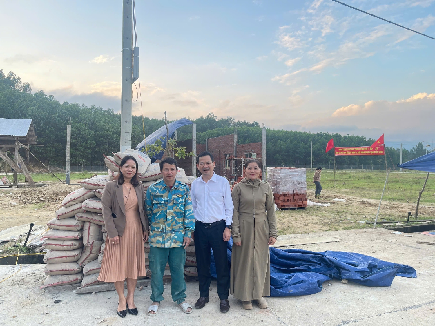 Đồng chí Bí thư đảng uỷ thăm tặng mỗi hộ 1 tấn xi măng hỗ trợ xây nhà mới