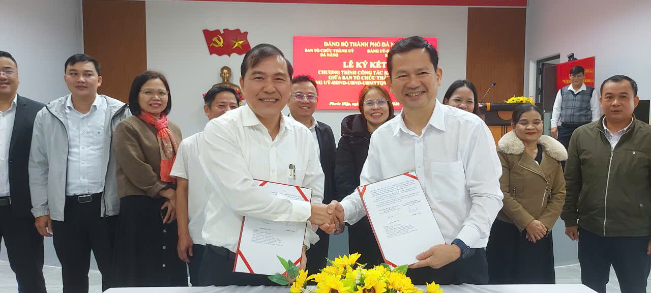 Đại diện Ban tổ chức Thành uỷ và lãnh đạo xã Phước Hiệp ký kết chương trình kết nghĩa