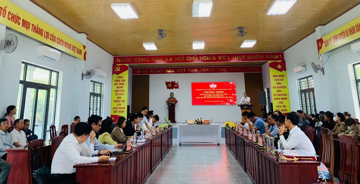 toàn cảnh buổi thăm, trao quà
