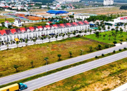 Tuyến đường Võ Chí Công (thuộc đường ven biển Việt Nam) chạy ven vịnh An Hòa, qua địa phận xã Núi Thành mới. Ảnh: CÔNG TÚ
