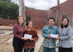 Phó bí thư Đảng uỷ Hồ Thị Hồng Hảo trao hỗ trợ cho hộ dân bị thiệt hại về nhà ở