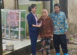 Bà Phạm Thị Hồng – Chánh Văn phòng Sở Dân tộc và Tôn giáo trao hỗ trợ hộ bà Hồ Thị Phương Lan