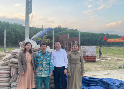Đồng chí Bí thư đảng uỷ thăm tặng mỗi hộ 1 tấn xi măng hỗ trợ xây nhà mới