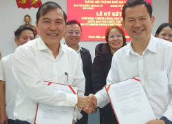 Đại diện Ban tổ chức Thành uỷ và lãnh đạo xã Phước Hiệp ký kết chương trình kết nghĩa