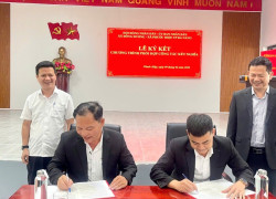 đại diện 2 xã ký kết hỗ trợ an sinh xã hội