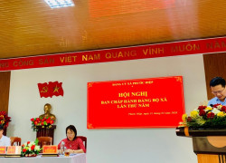 đồng chí Lê Quang Trung Bí thư Đảng ủy, Chủ tịch HĐND xã phát biểu khai mạc hội nghị