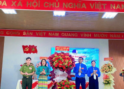 Đồng chí Hồ Thị Hồng Hảo – Phó bí thư thường trực Đảng ủy xã tặng hoa chúc mừng Đại hội