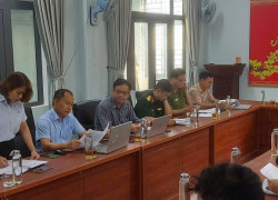 Ảnh: Đồng chí Trần Thị Diễm Phú Phó chánh văn phòng Đảng ủy báo cáo tại phiên họp
