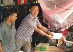 Xã Phước Hiệp thăm hỏi, tặng quà động...