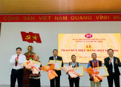 Đồng chí Nguyễn Mạnh Hà - UVBTV Thành ủy, Giám đốc Sở Dân Tộc và Tôn Giáo thành phố Đà Nẵng và Đồng chí Lê Quang Trung - Bí thư Đảng ủy, Chủ tịch HĐND xã trao Huy hiệu 35 năm tuổi Đảng.