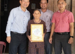 Ảnh: bí thư đảng ủy xã Lê Quang Trung cùng đoàn công tác thăm tặng quà người cao tuổi