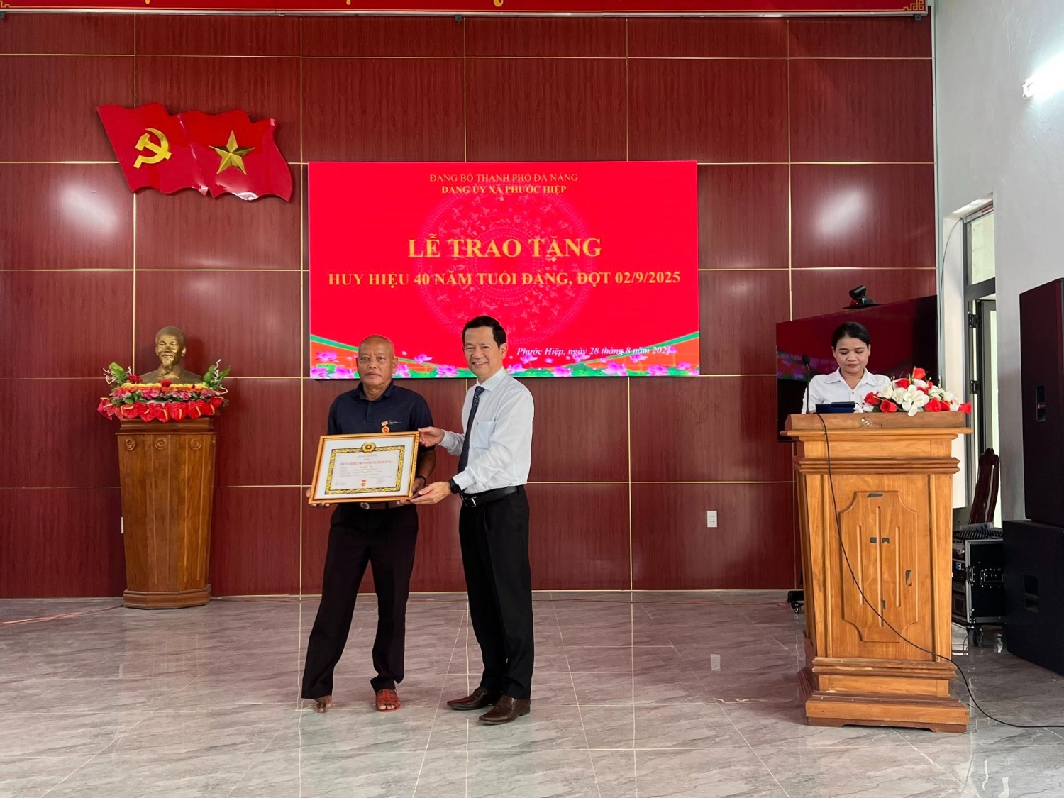 Lễ trao Huy hiệu 40 năm tuổi Đảng