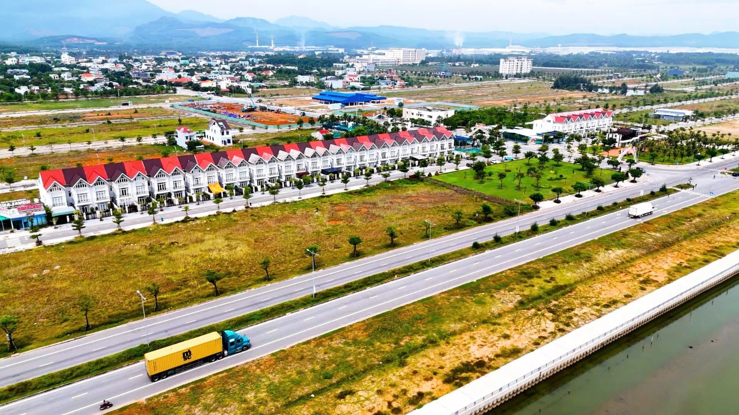 Tuyến đường Võ Chí Công (thuộc đường ven biển Việt Nam) chạy ven vịnh An Hòa, qua địa phận xã Núi Thành mới. Ảnh: CÔNG TÚ