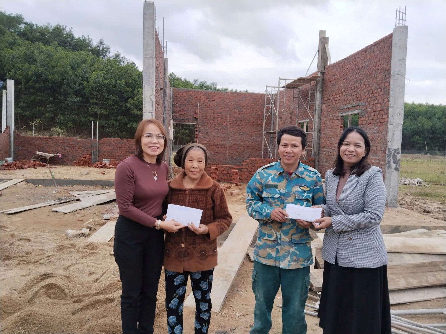 Phó bí thư Đảng uỷ Hồ Thị Hồng Hảo trao hỗ trợ cho hộ dân bị thiệt hại về nhà ở