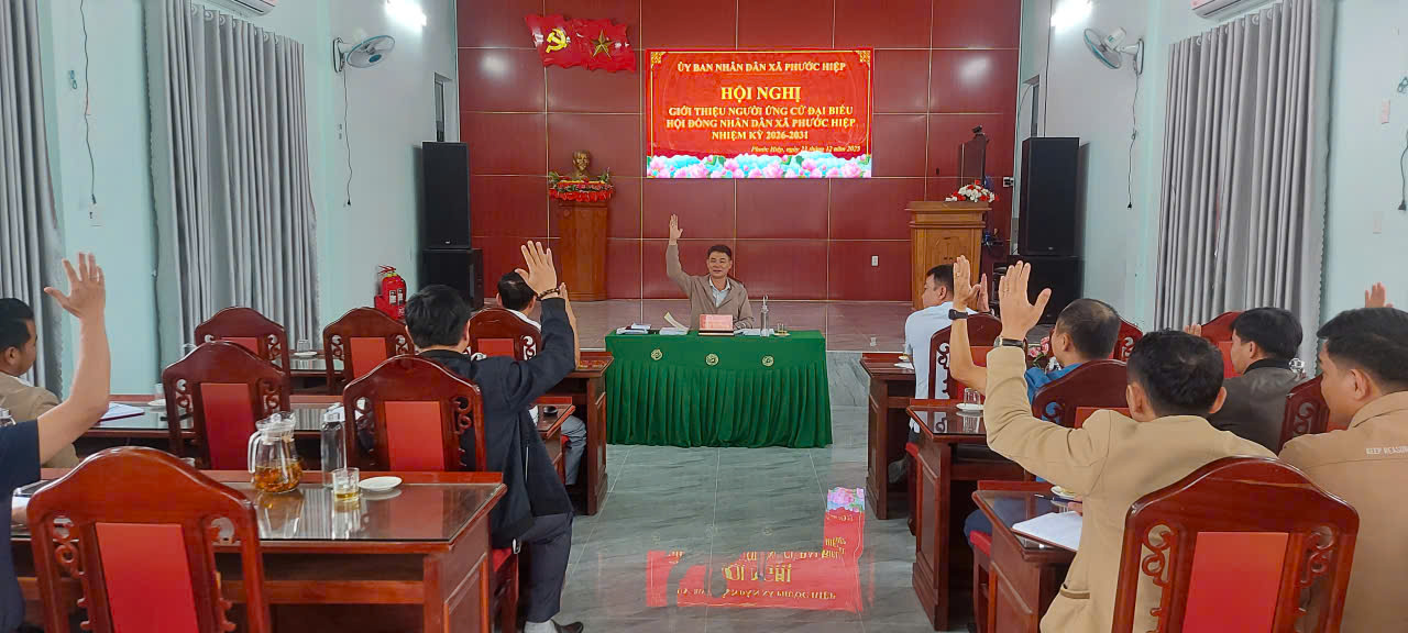 các đại biểu biểu quyết thông qua danh sách Đại biểu ứng cử HĐND xã