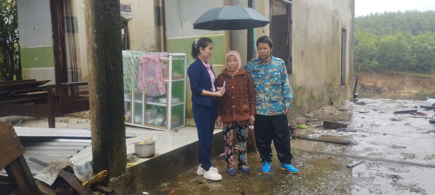 Bà Phạm Thị Hồng – Chánh Văn phòng Sở Dân tộc và Tôn giáo trao hỗ trợ hộ bà Hồ Thị Phương Lan