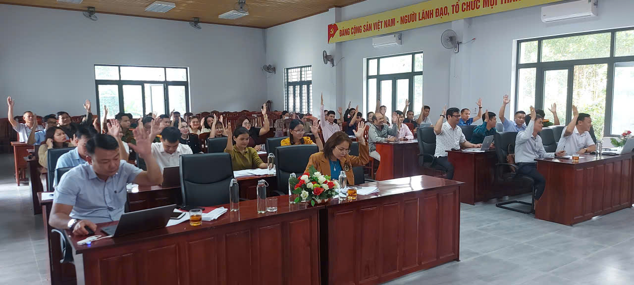 các đại biểu biểu quyết thông qua danh sách 27 người ứng cử đại biểu HĐND xã