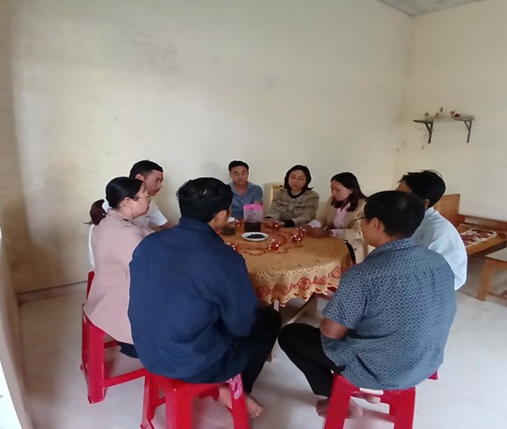 Đoàn công tác của Uỷ Ban MTTQVN xã thăm, động viên gia đình anh chị Kiên Nga