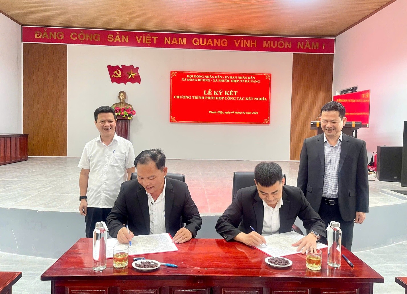 đại diện 2 xã ký kết hỗ trợ an sinh xã hội