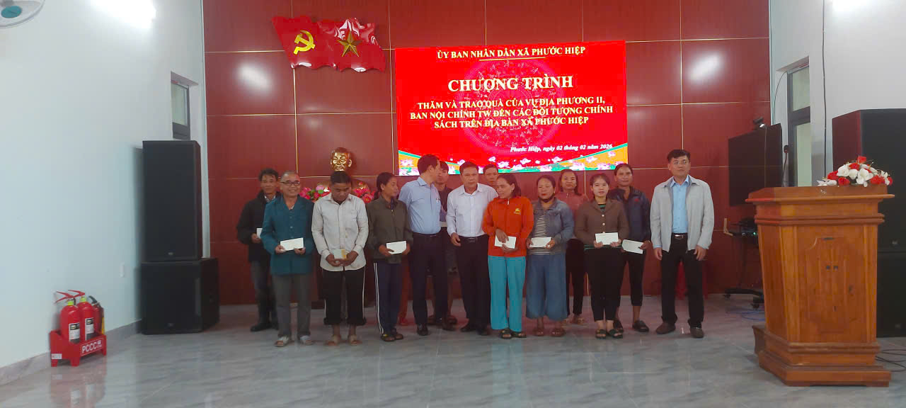 Ảnh: Vụ Địa phương II - Ban Tổ chức Trung ương tặng quà các gia đình chính sách, người có công