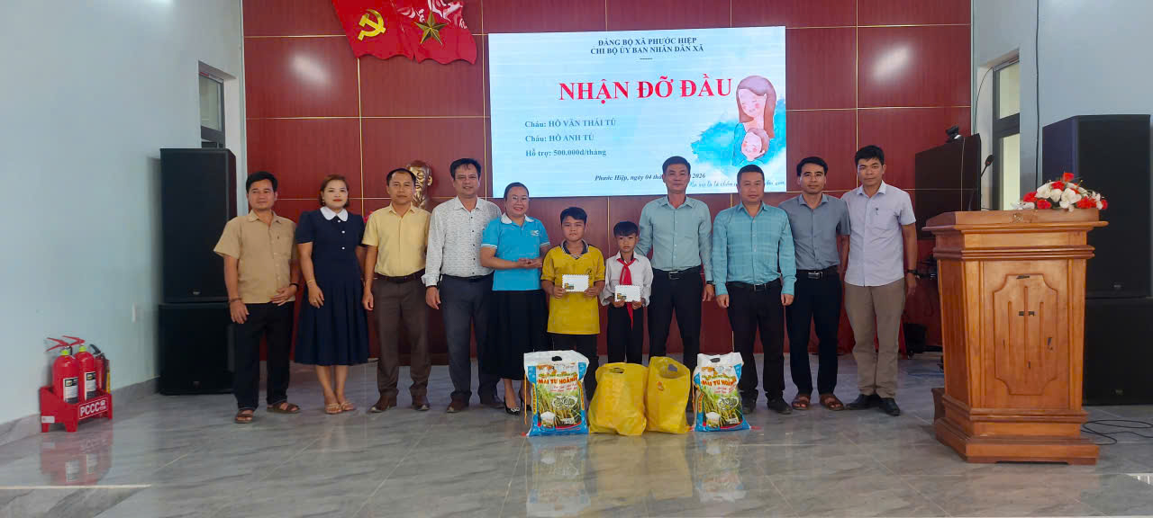 chi bộ UBND xã nhận đỡ đầu 2 học sinh có hoàn cảnh khó khăn