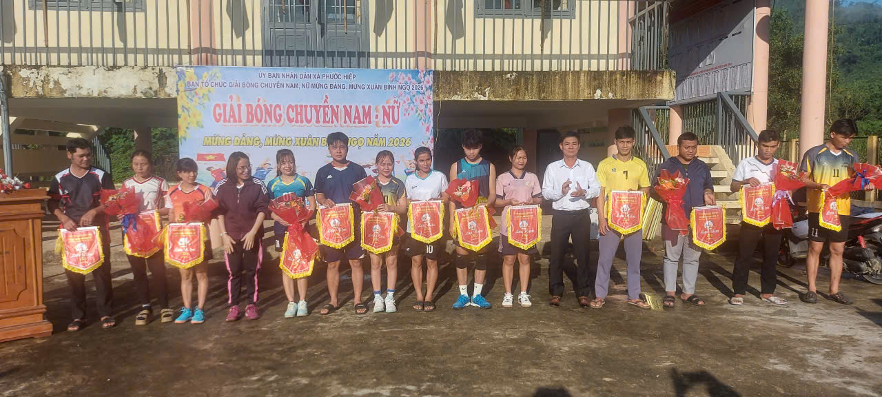 Ban tổ chức tặng hoa và cờ lưu niệm cho các đội bóng