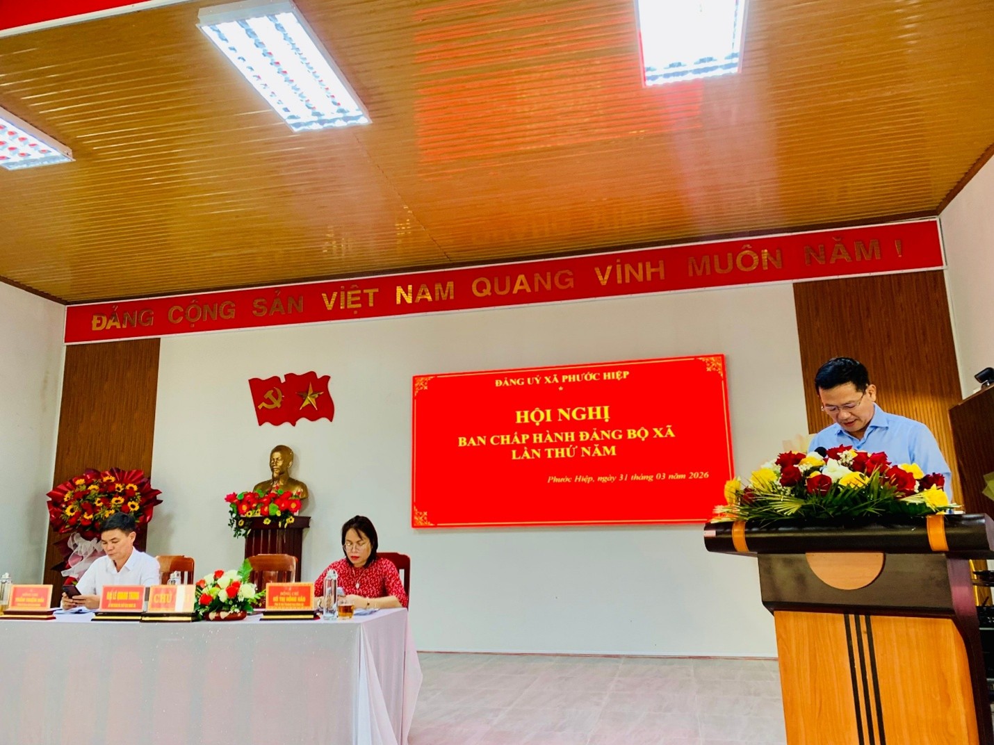 đồng chí Lê Quang Trung Bí thư Đảng ủy, Chủ tịch HĐND xã phát biểu khai mạc hội nghị