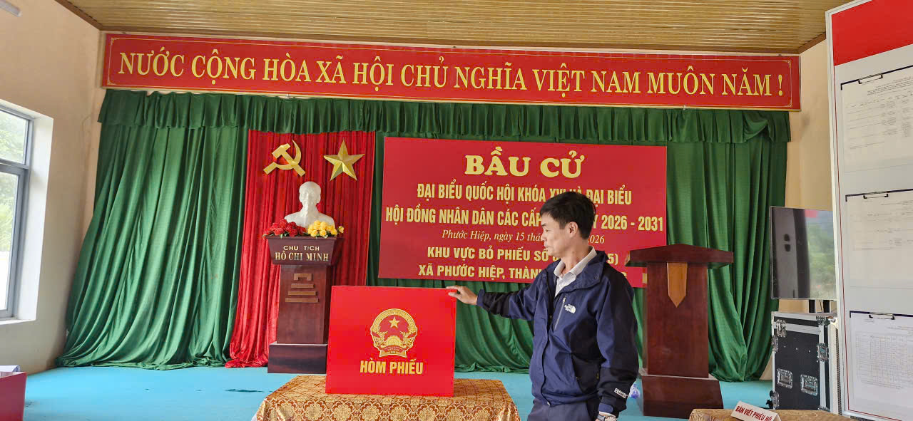 Chủ tịch UBND xã, Chủ tịch Ủy Ban bầu cử xã Trần Thiện Hải kiểm tra thực tế tại các điểm bầu cử