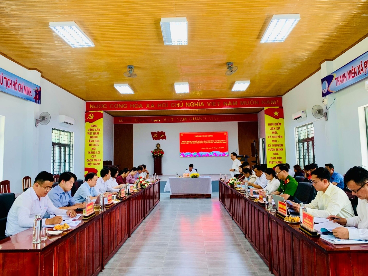 Đồng chí Lê Quang Trung Bí Thư Đảng uỷ xã, Chủ tịch HĐND xã phát biểu tại Hội nghị.