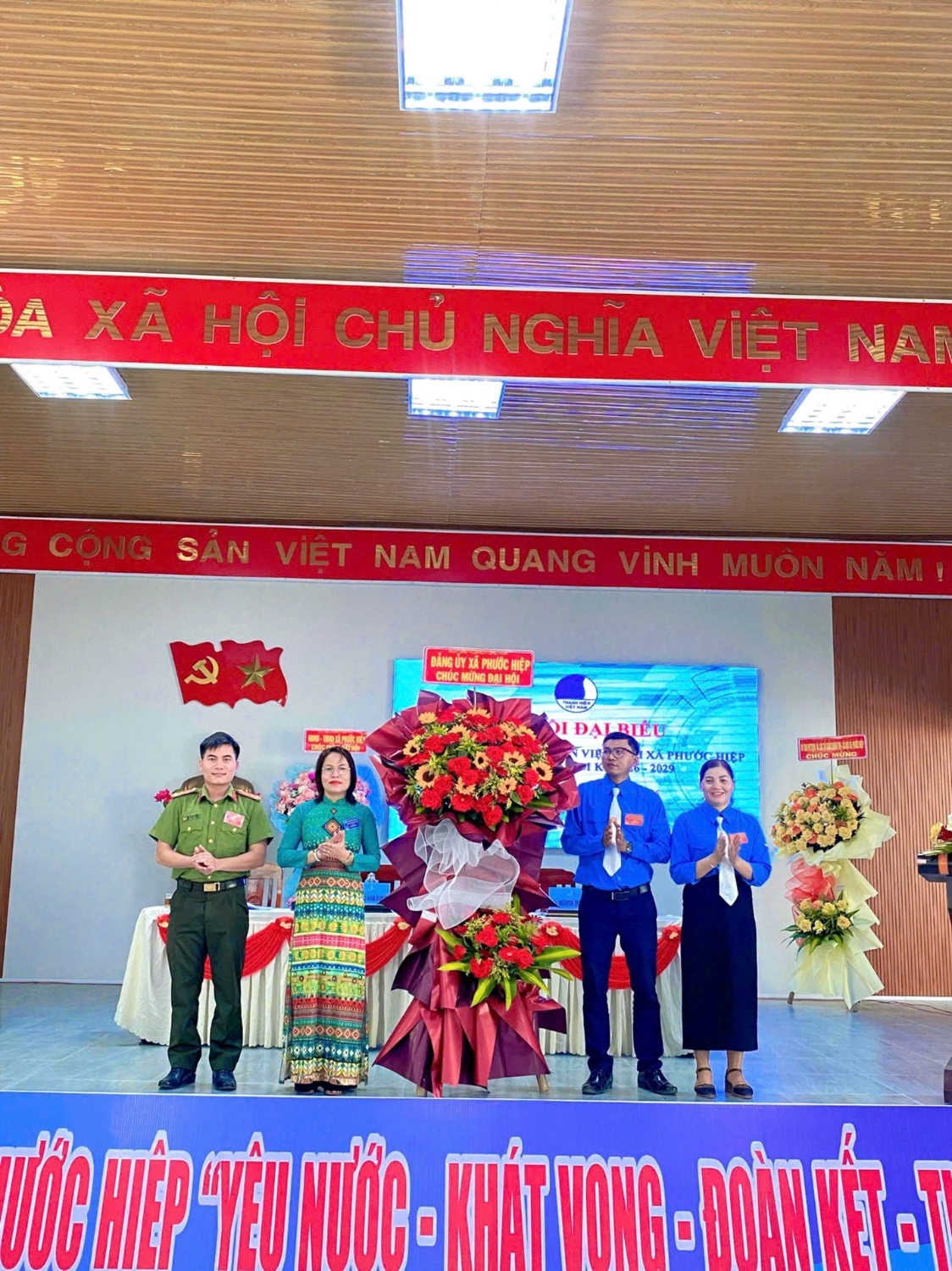 Đồng chí Hồ Thị Hồng Hảo – Phó bí thư thường trực Đảng ủy xã tặng hoa chúc mừng Đại hội