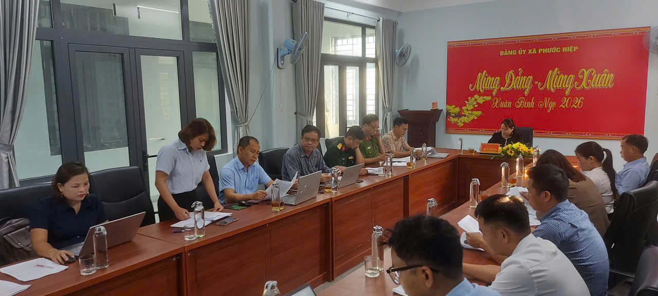 Ảnh: Đồng chí Trần Thị Diễm Phú Phó chánh văn phòng Đảng ủy báo cáo tại phiên họp