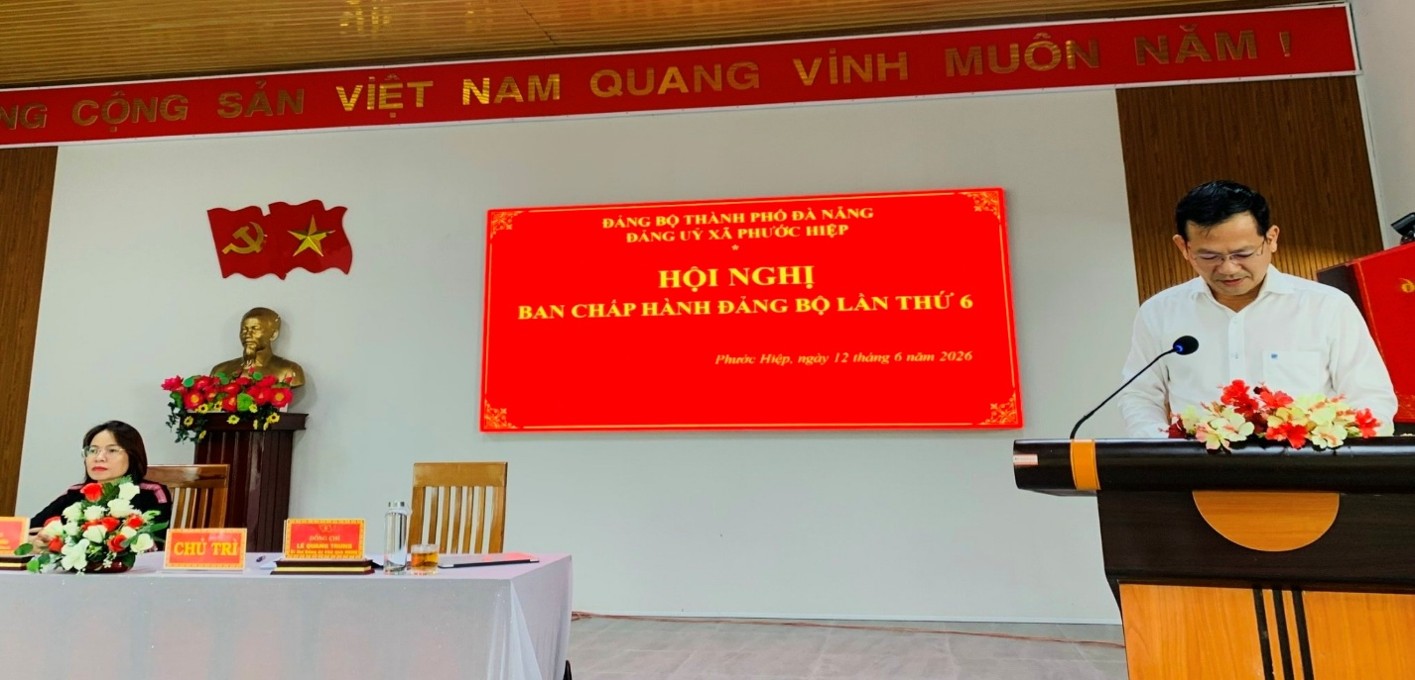 Đồng chí Lê Quang Trung, Bí thư Đảng ủy, Chủ tịch HĐND xã phát biểu khai mạc Hội nghị