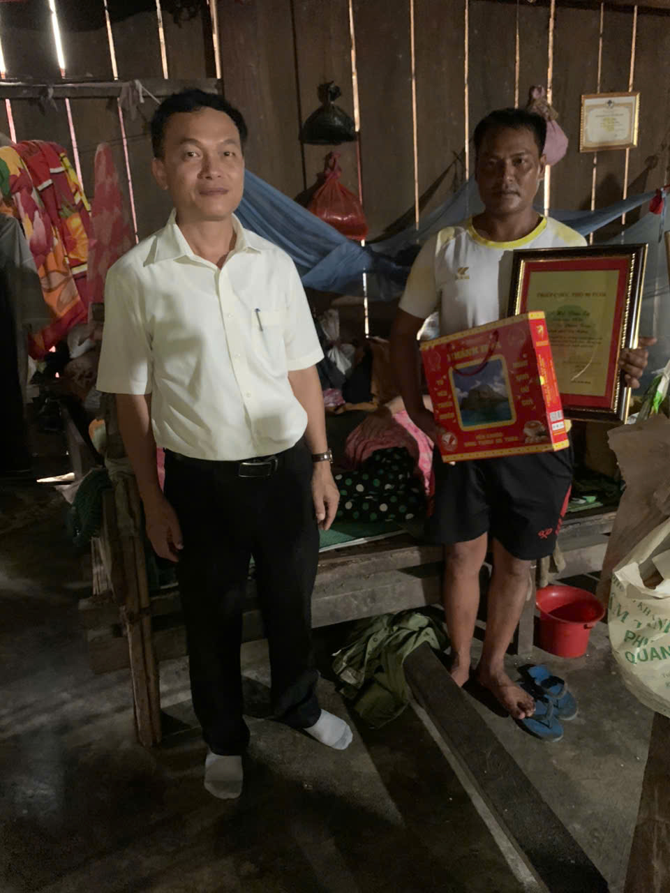Ảnh: PCT UBND xã Khương Duy Thiện thăm chúc thọ Cụ Hồ Văn Eo