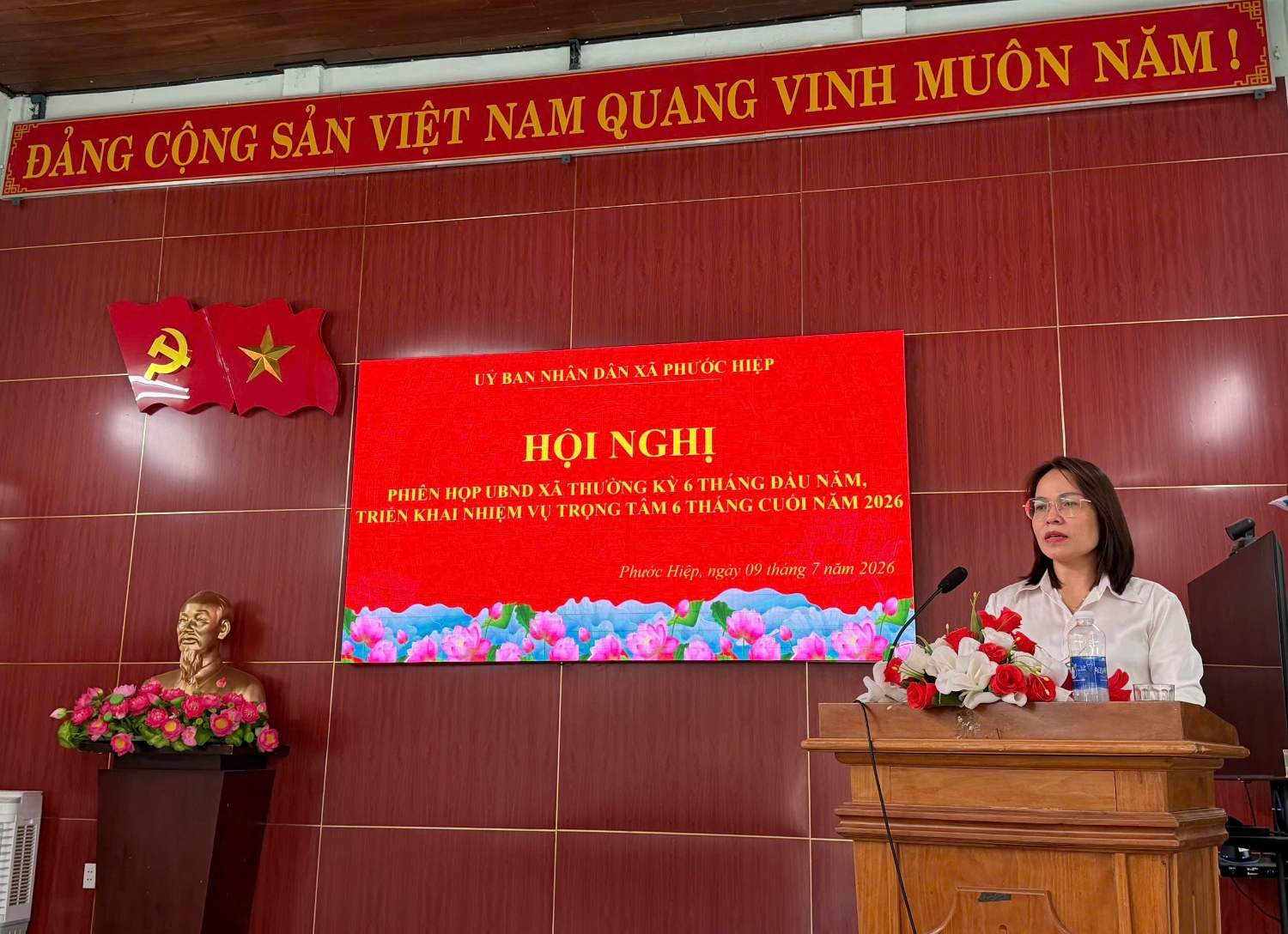 Đồng chí Hồ Thị Hồng Hảo - Phó bí thư đảng ủy xã phát biểu tại phiên họp