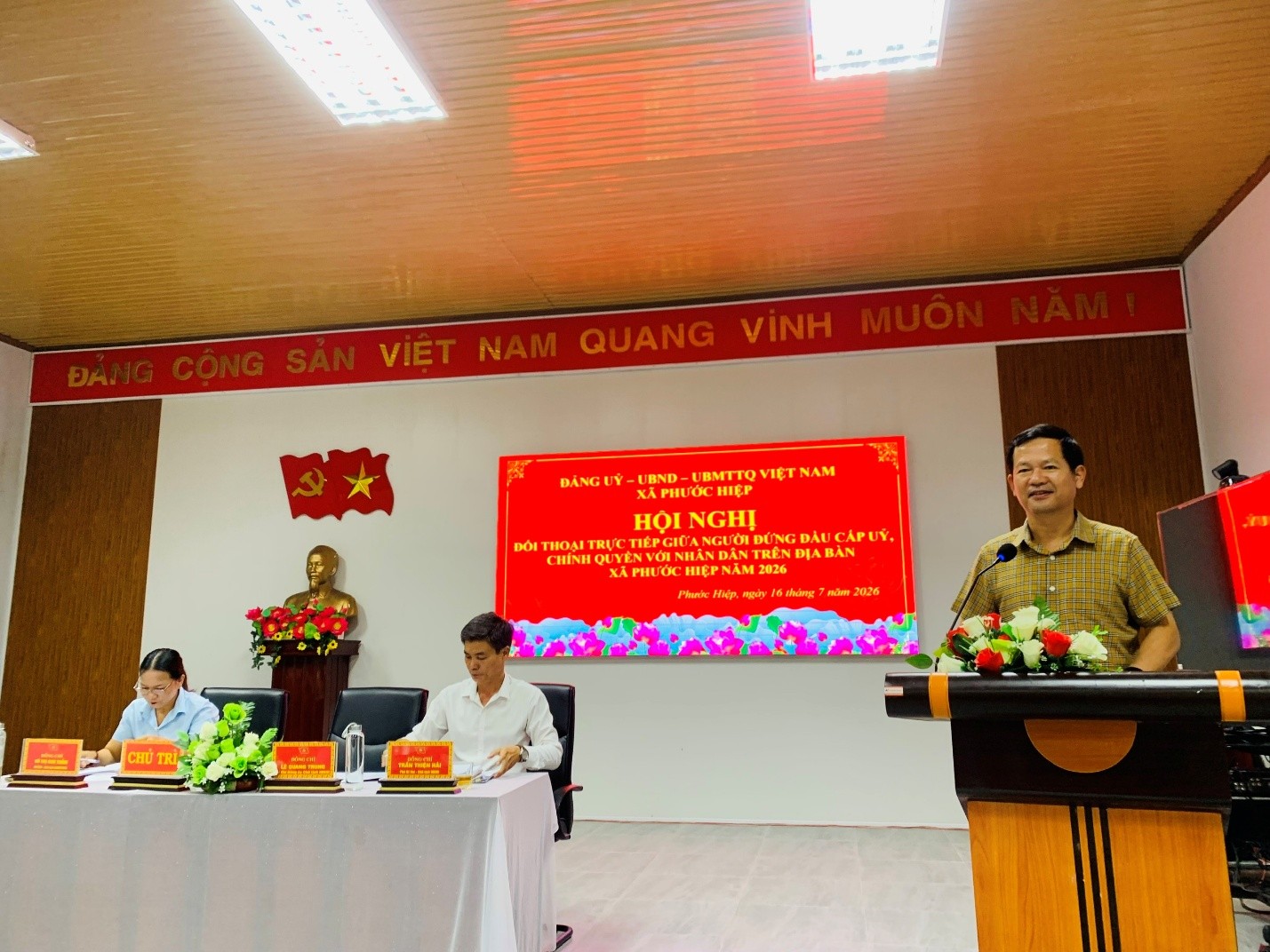 Đồng chí Lê Quang Trung, Bí thư Đảng ủy, chủ tịch HĐND xã Phước Hiệp, phát biểu khai mạc hội nghị đối thoại