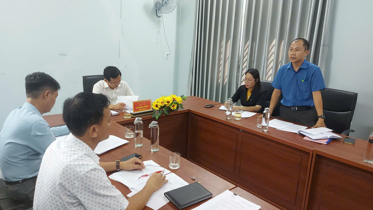 Ảnh: Đại diện tổ giúp việc Ban chỉ đạo 57 báo cáo tại phiên họp