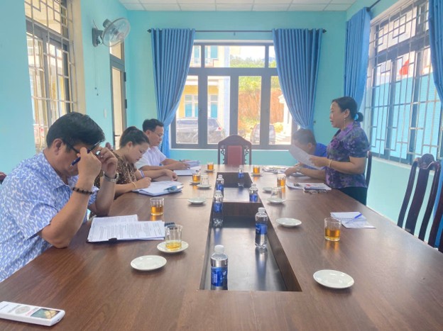 Đồng chí Hoàng Thị Thanh Vân, PCT.MTTQVN xã, Chủ tịch HLHPN xã thông qua quyết định giám sát