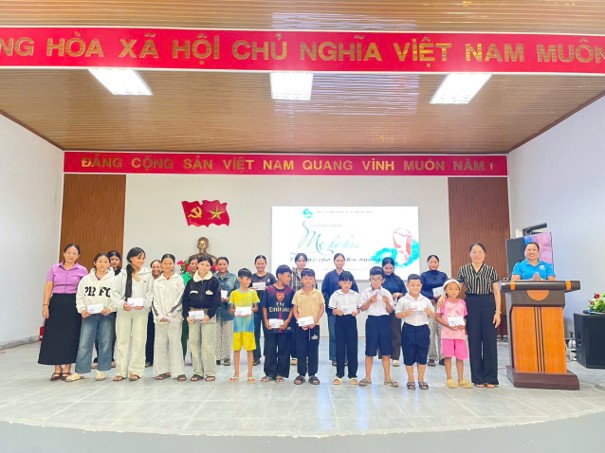 Chương trình “Mẹ đỡ đầu – Tiếp sức cho em đến trường” trao quà cho các em học sinh