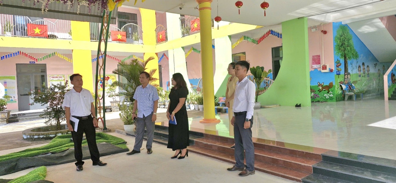 Đoàn công tác kiểm tra các đơn vị trường học