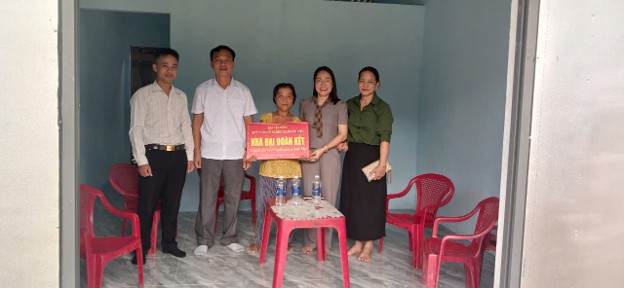 Lãnh đạo Đảng ủy, UBND, Uỷ ban MTTQVN xã Phước Hiệp trao tặng nhà Đại đoàn kết cho hộ gia đình bà Hồ Thị Hưa