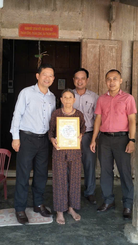 Ảnh: bí thư đảng ủy xã Lê Quang Trung cùng đoàn công tác thăm tặng quà người cao tuổi