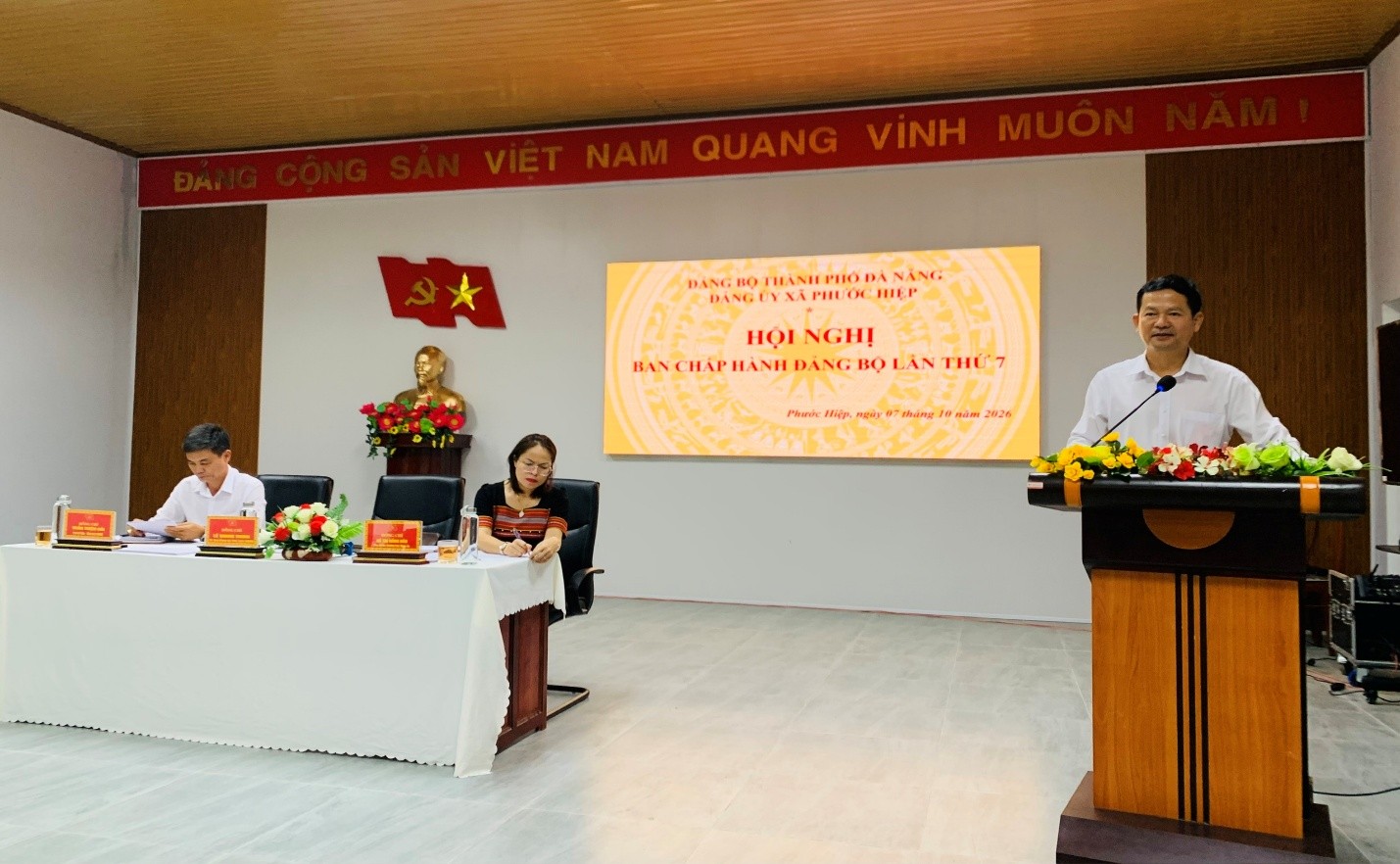Đồng chí Lê Quang Trung, Bí thư Đảng ủy, Chủ tịch HĐND xã phát biểu khai mạc Hội nghị